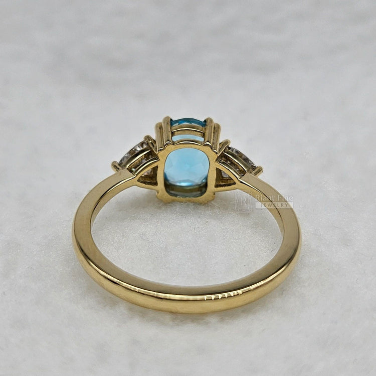 Cushion-Cut-Blue-Sapphire-Ring-Gold