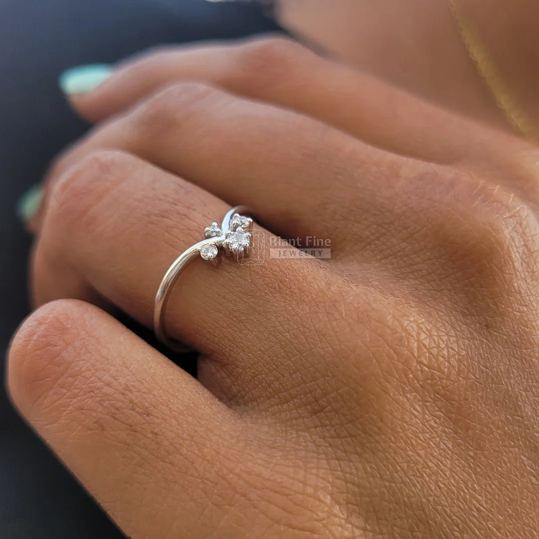 Round Diamond Curved Wedding Band In 14K Gold - Riant Fine Jewelry