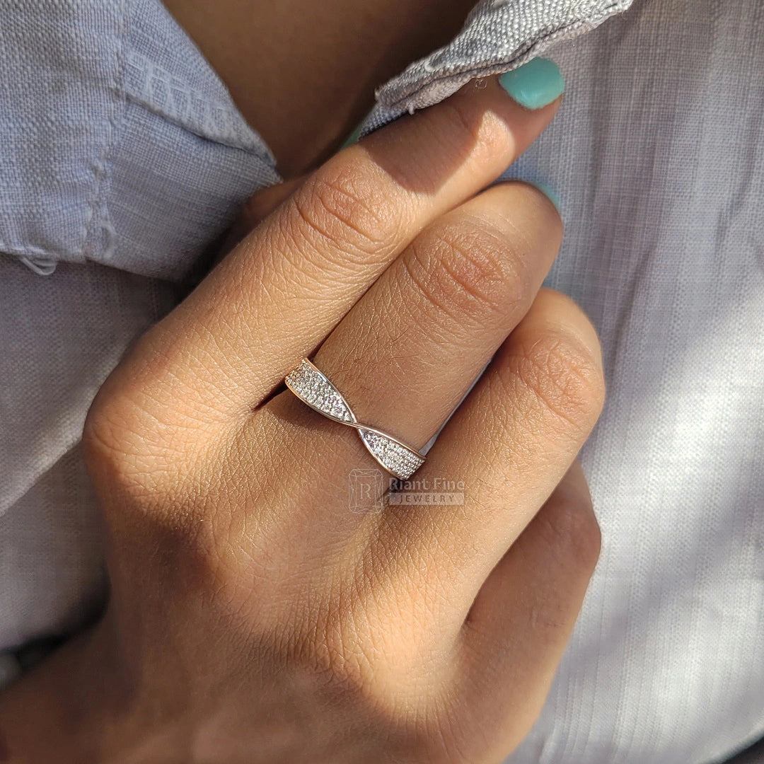 Round-Diamond-Wedding-Band