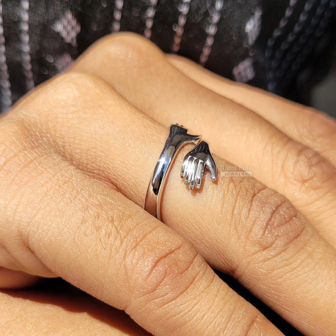 14K Gold Hugging Hand Hug Ring For Couples - Riant Fine Jewelry
