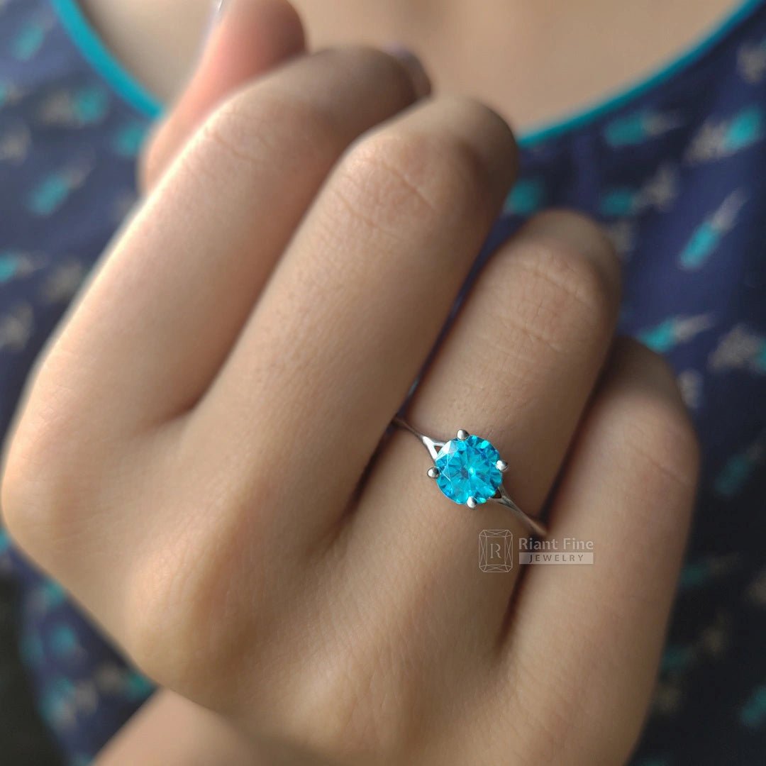 14K Gold Round Cut Blue Sapphire Engagement Ring - Riant Fine Jewelry