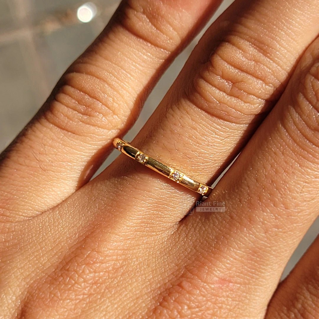 14K Solid Gold Round Diamond Wedding Band - Riant Fine Jewelry