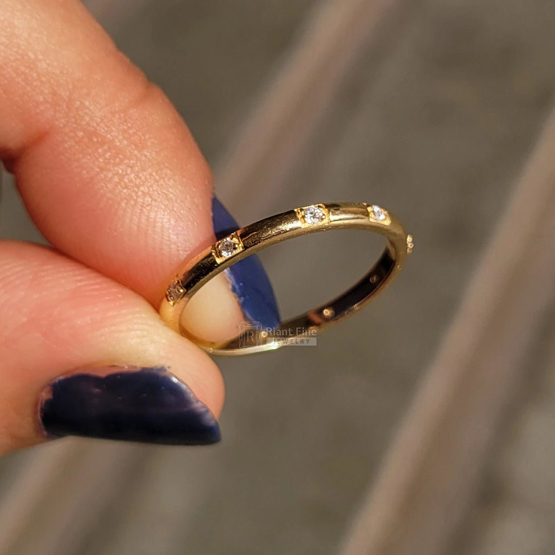 14K Solid Gold Round Diamond Wedding Band - Riant Fine Jewelry
