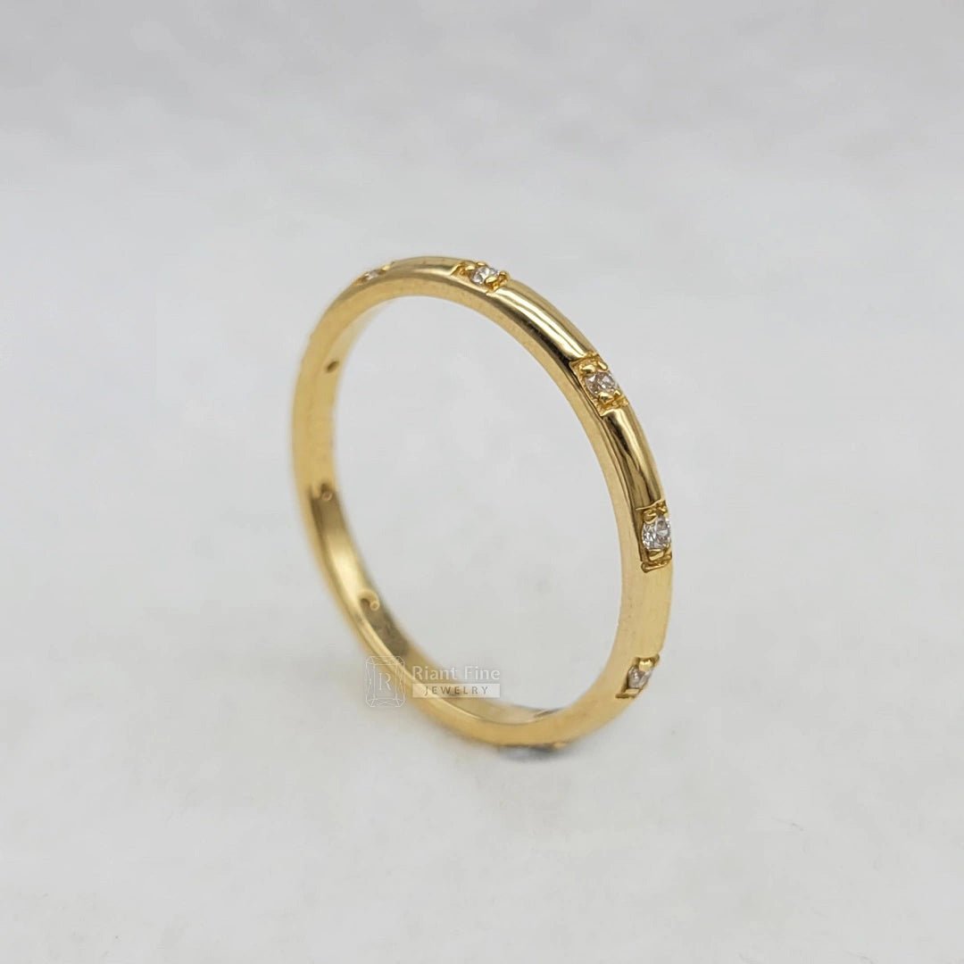 14K Solid Gold Round Diamond Wedding Band - Riant Fine Jewelry