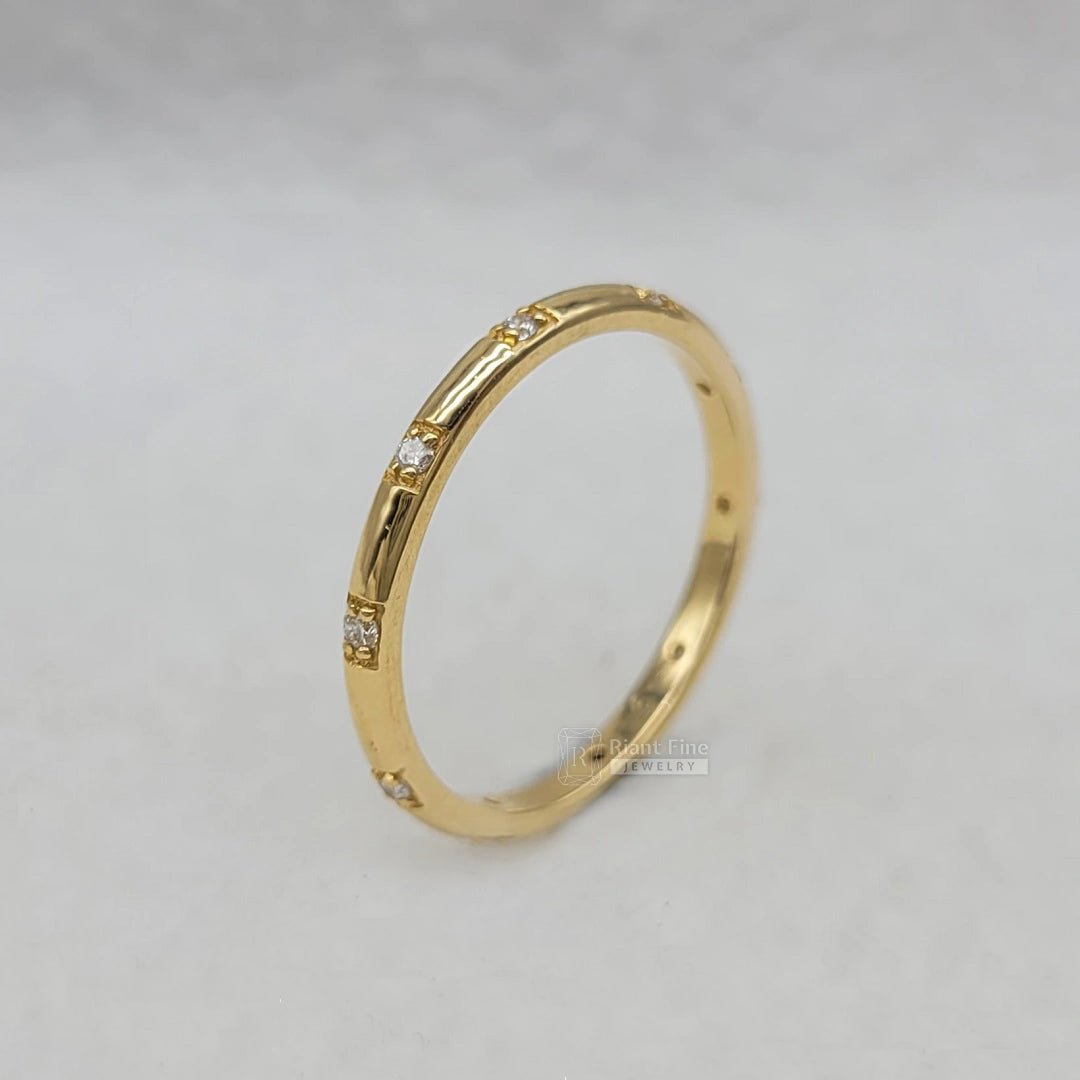 14K Solid Gold Round Diamond Wedding Band - Riant Fine Jewelry