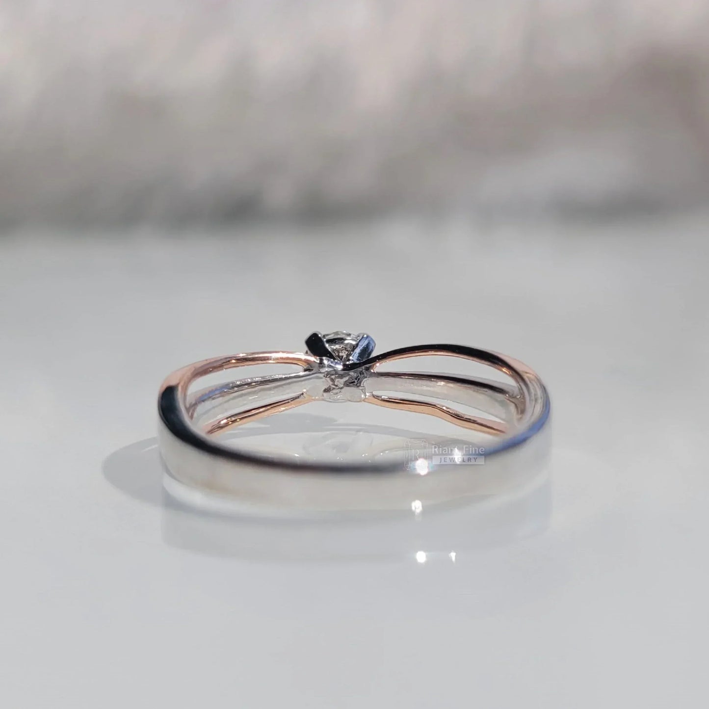 Round Cut Diamond Engagement Ring