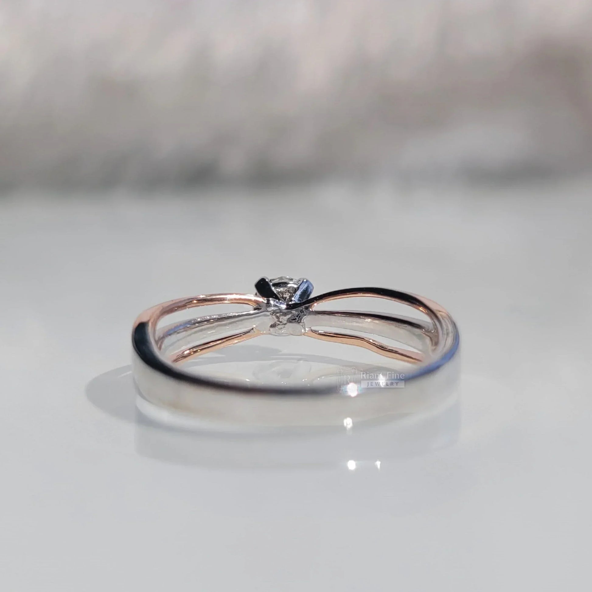 Round Cut Diamond Engagement Ring