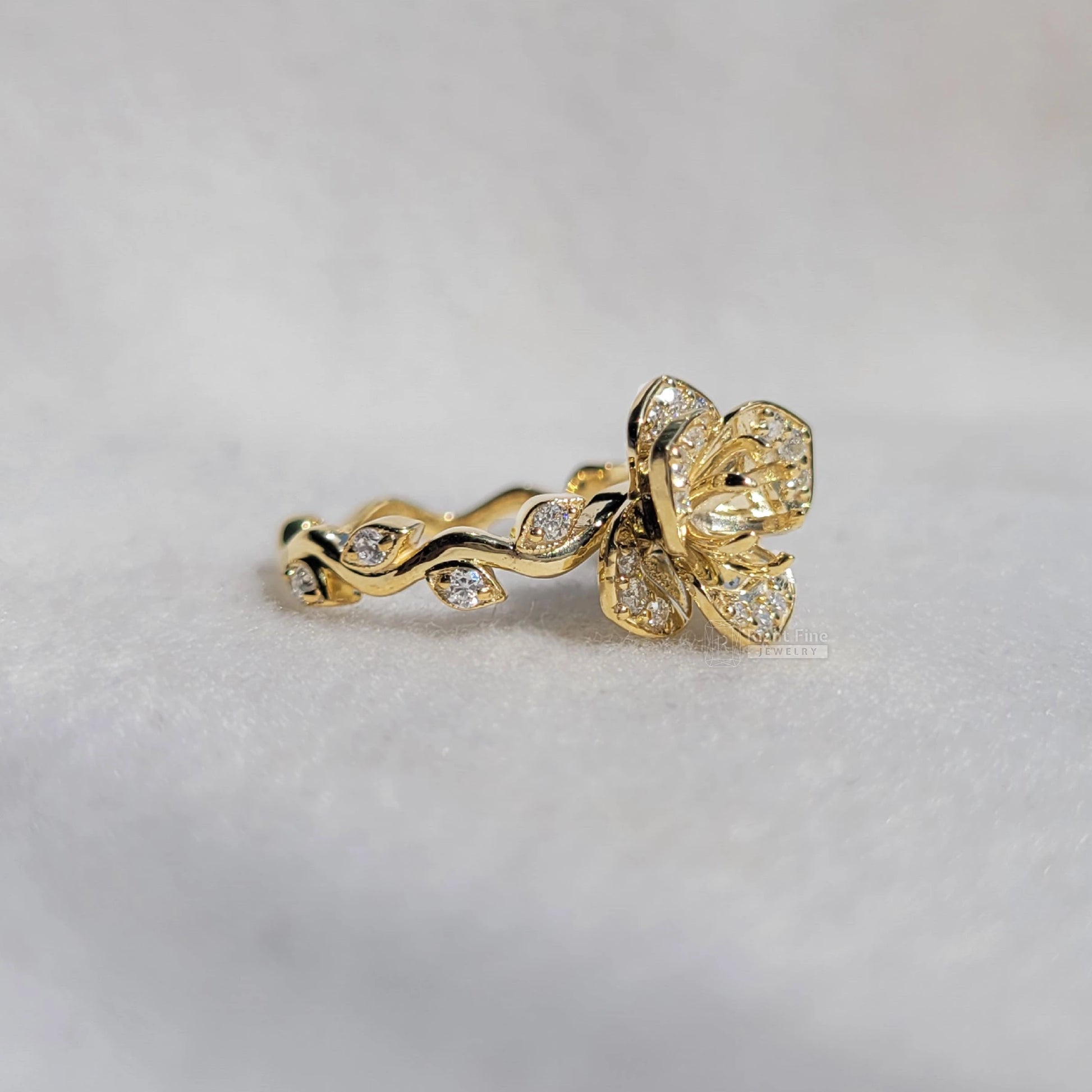 Round Diamond Engagement Rings