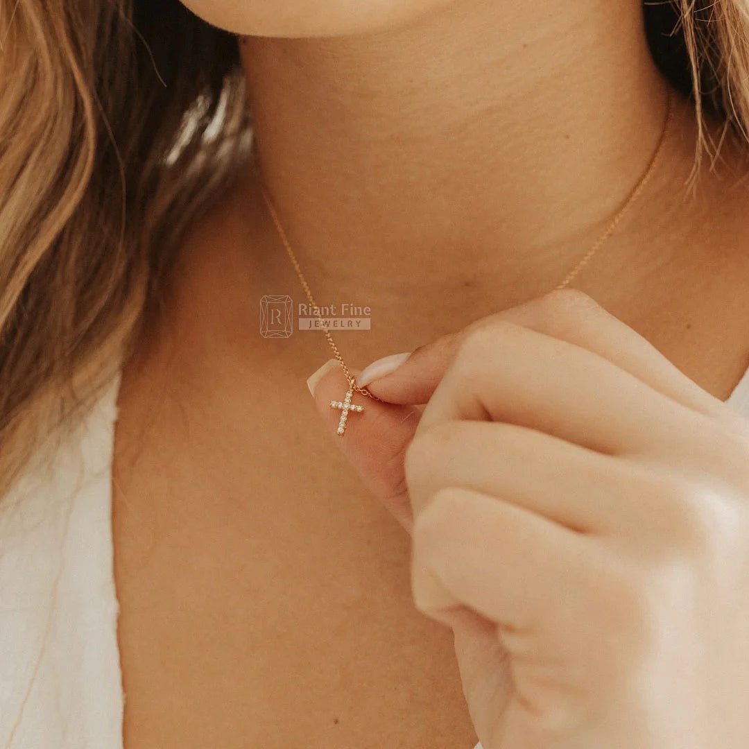 Minimalist Round Moissanite Gold Cross Pendant - Riant Fine Jewelry