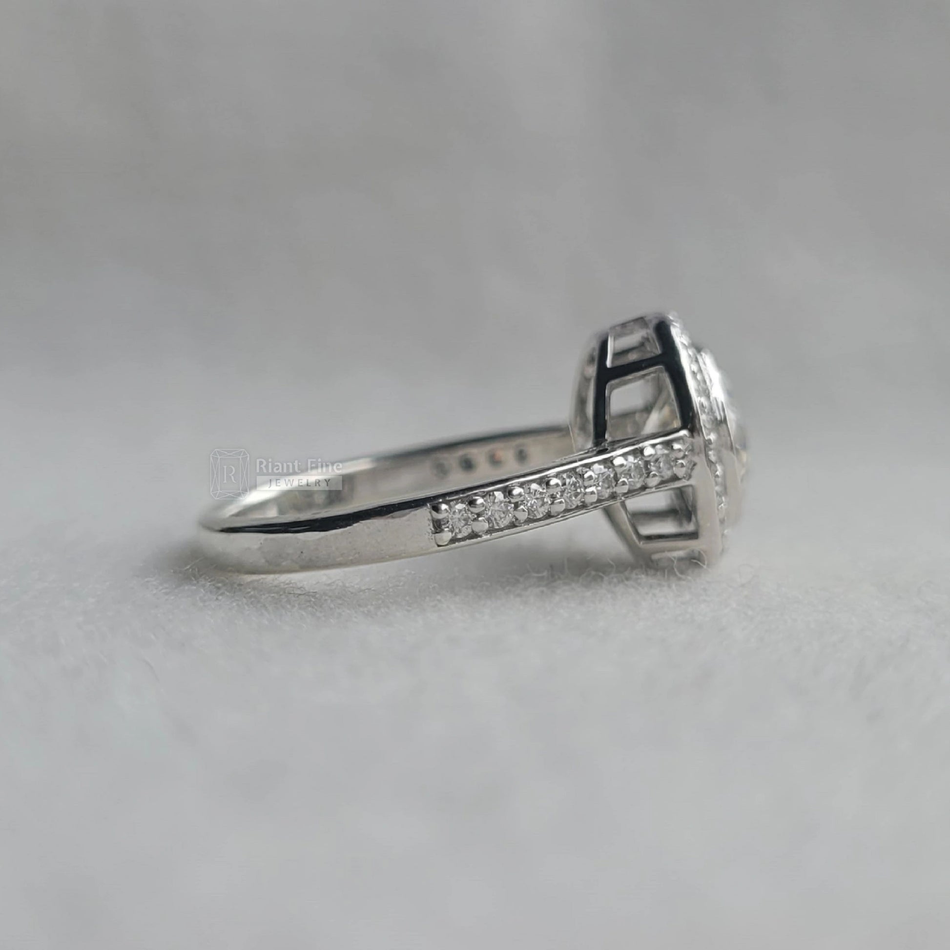 Round Cut Diamond Halo Ring