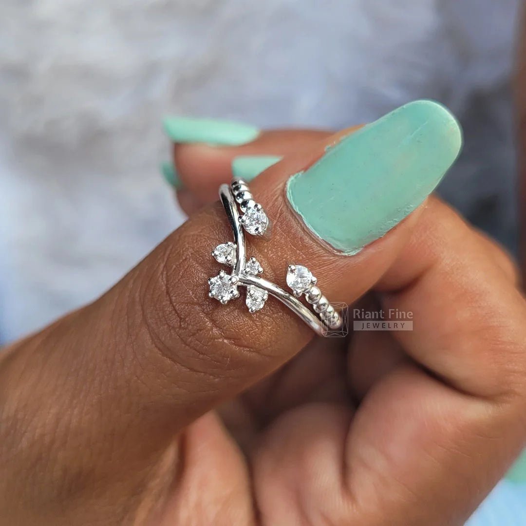 Round Diamond Curved Wedding Band In 14K Gold - Riant Fine Jewelry