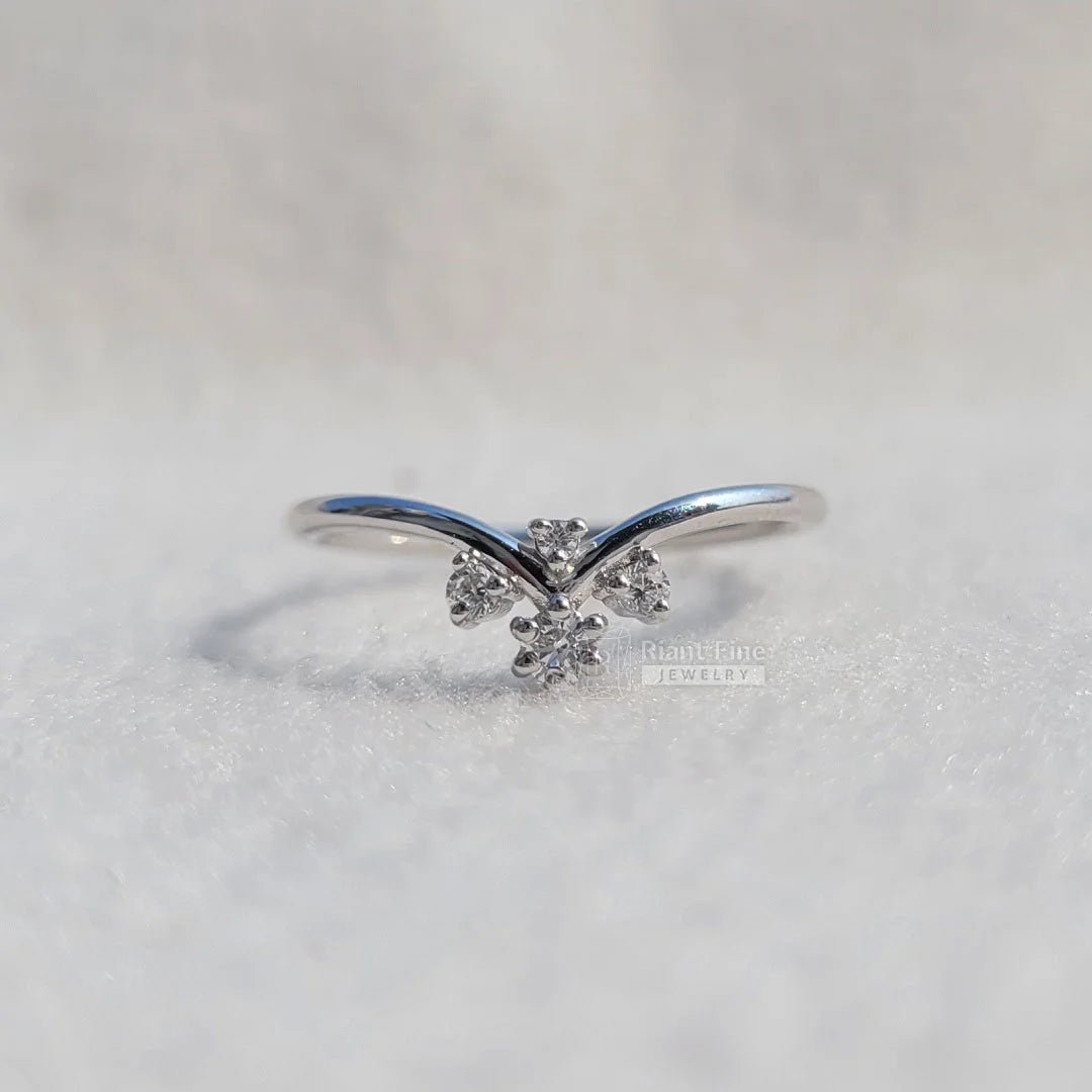 Round Diamond Curved Wedding Band In 14K Gold - Riant Fine Jewelry