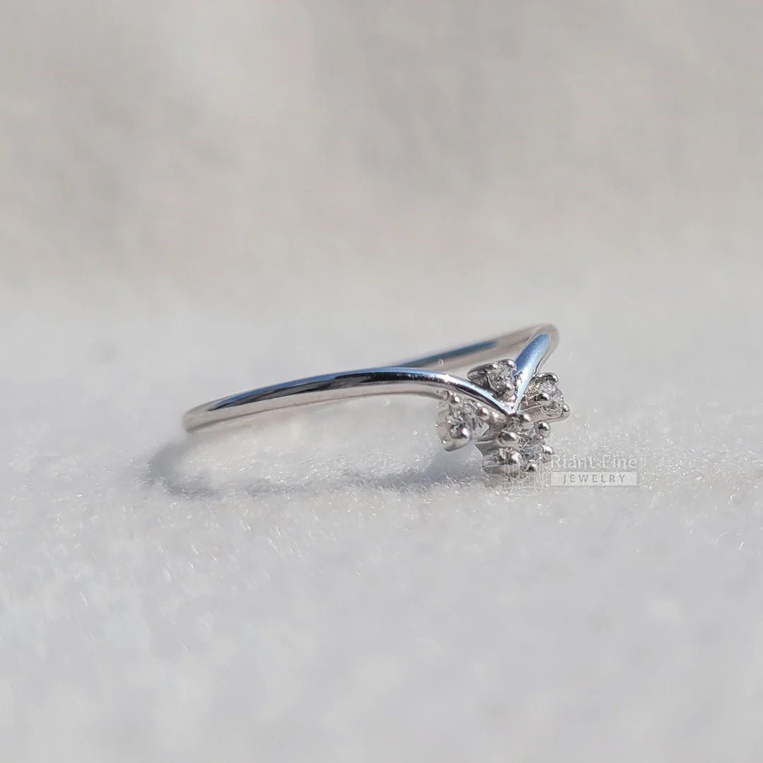 Round Diamond Curved Wedding Band In 14K Gold - Riant Fine Jewelry