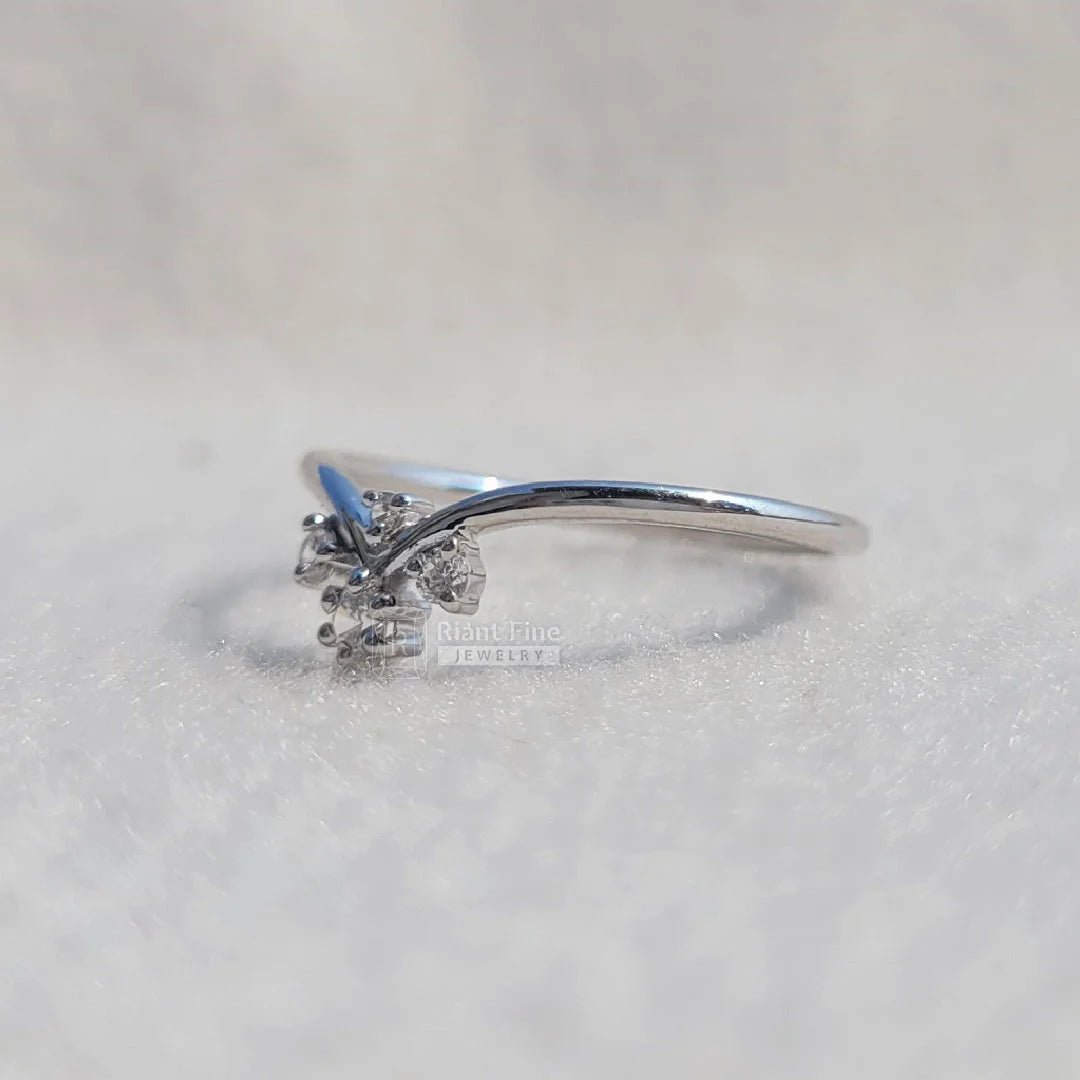 Round Diamond Curved Wedding Band In 14K Gold - Riant Fine Jewelry