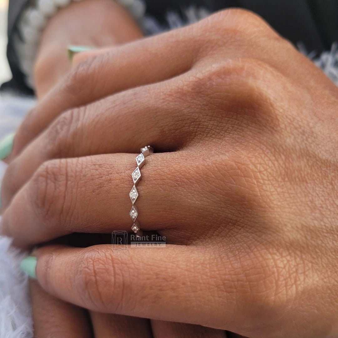 Round Diamond Dainty Gold Wedding Band - Riant Fine Jewelry