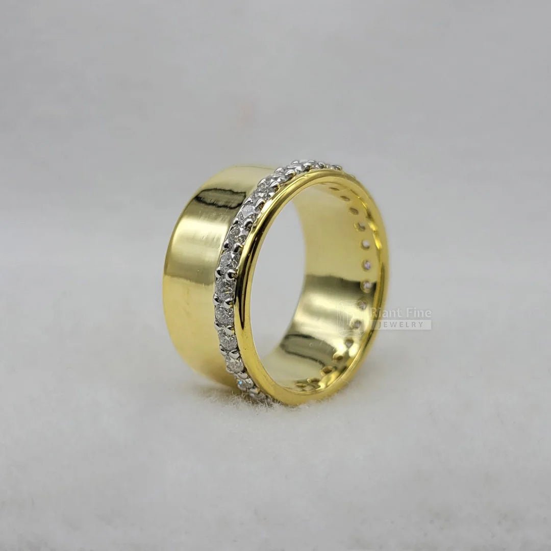 Round Moissanite Men's Wedding Band in 14K Gold - Riant Fine Jewelry