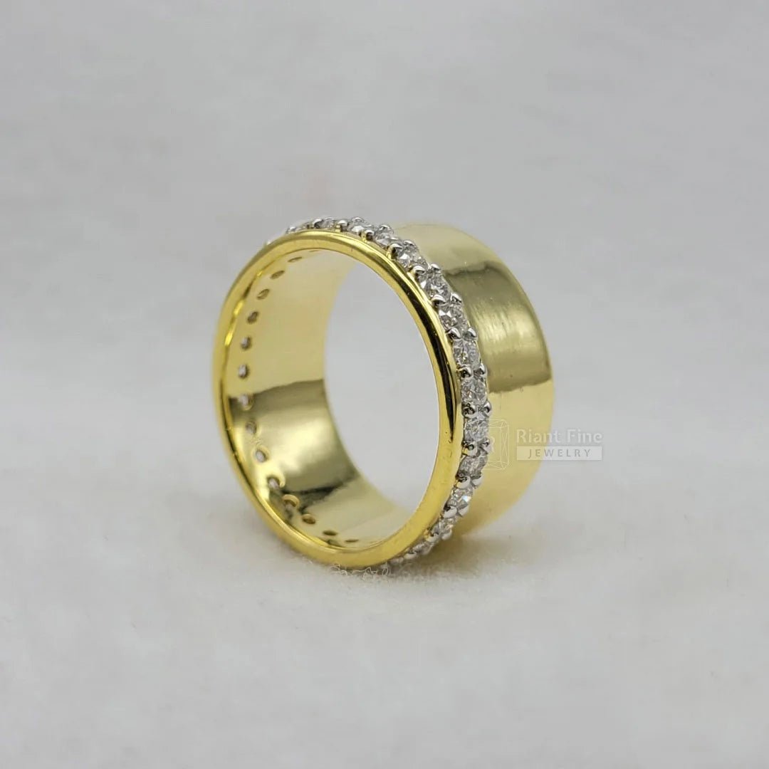 Round Moissanite Men's Wedding Band in 14K Gold - Riant Fine Jewelry