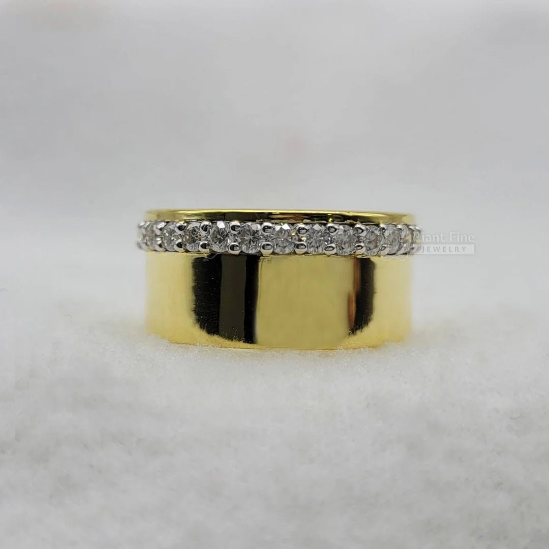 Round Moissanite Men's Wedding Band in 14K Gold - Riant Fine Jewelry