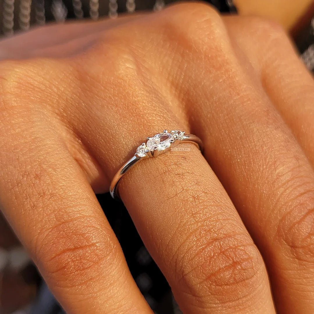 Three Stone Oval Diamond Minimalist Ring - Riant Fine Jewelry