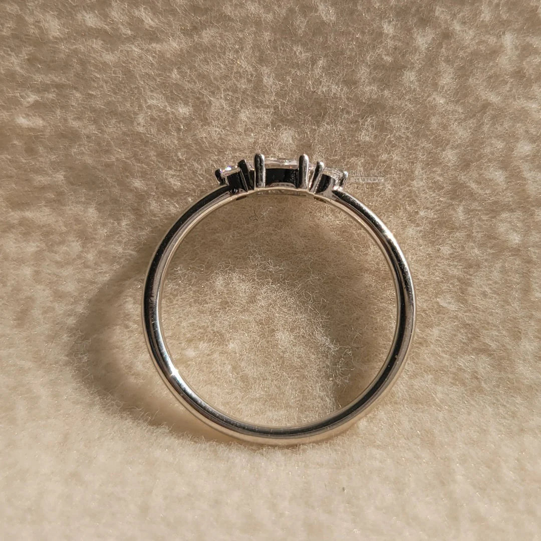 Three Stone Oval Diamond Minimalist Ring - Riant Fine Jewelry