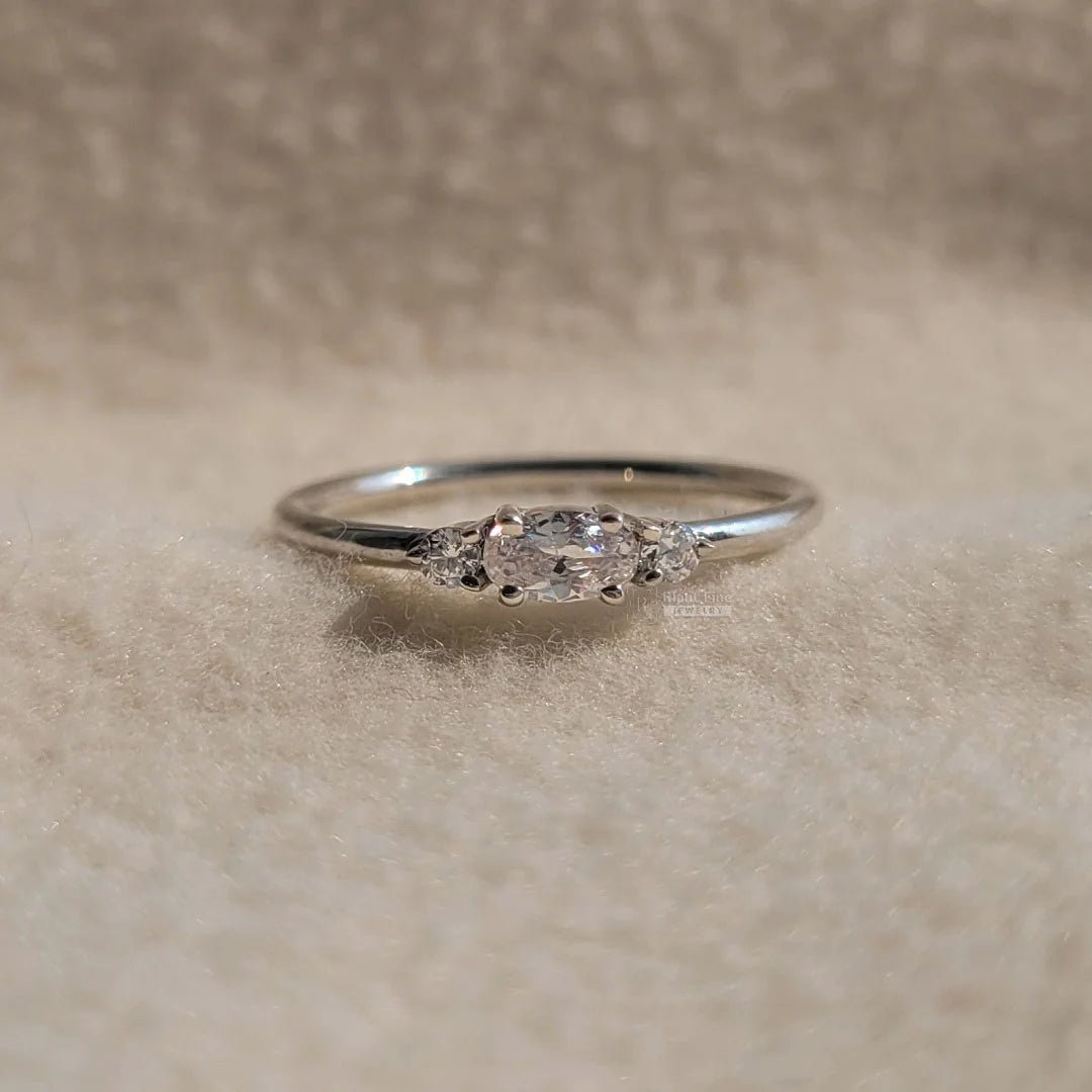 Three Stone Oval Diamond Minimalist Ring - Riant Fine Jewelry