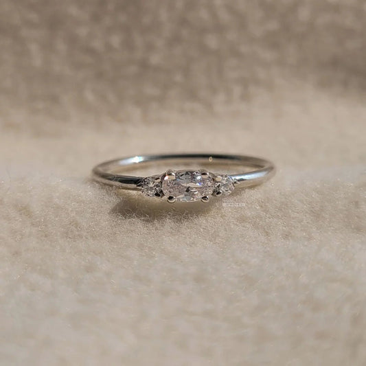 Three Stone Oval Diamond Minimalist Ring - Riant Fine Jewelry