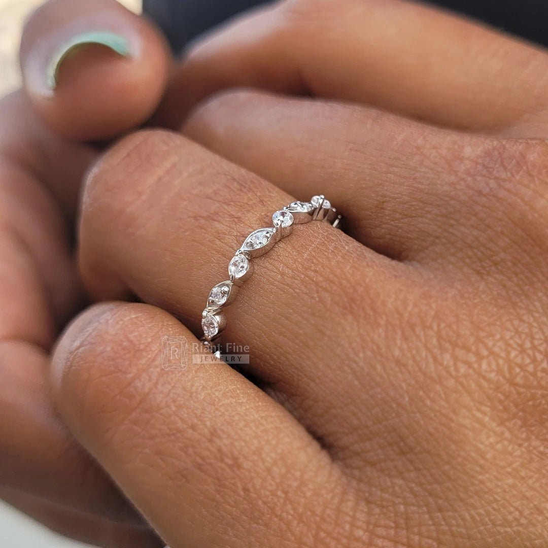 Women's Wedding Band With Round Diamonds - Riant Fine Jewelry