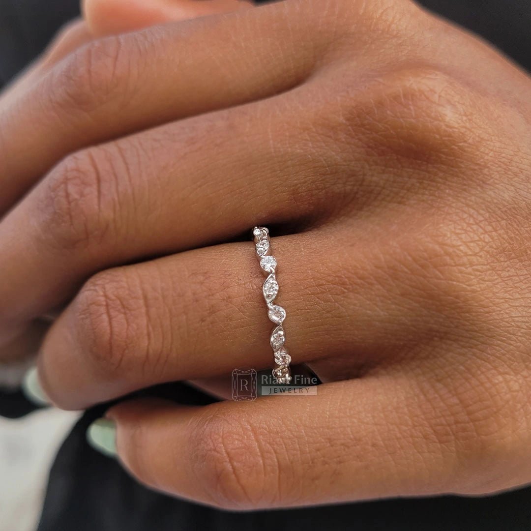 Women's Wedding Band With Round Diamonds - Riant Fine Jewelry