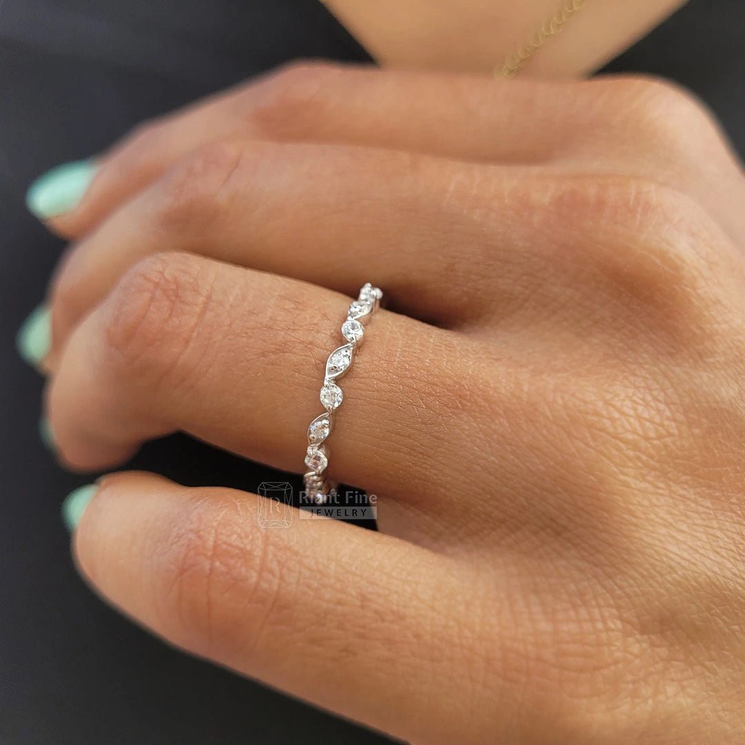 Women's Wedding Band With Round Diamonds - Riant Fine Jewelry