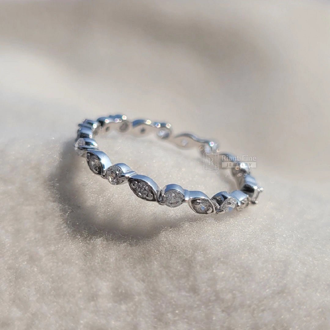 Women's Wedding Band With Round Diamonds - Riant Fine Jewelry